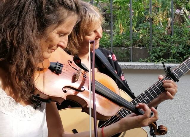 Coindra spielt im Garten